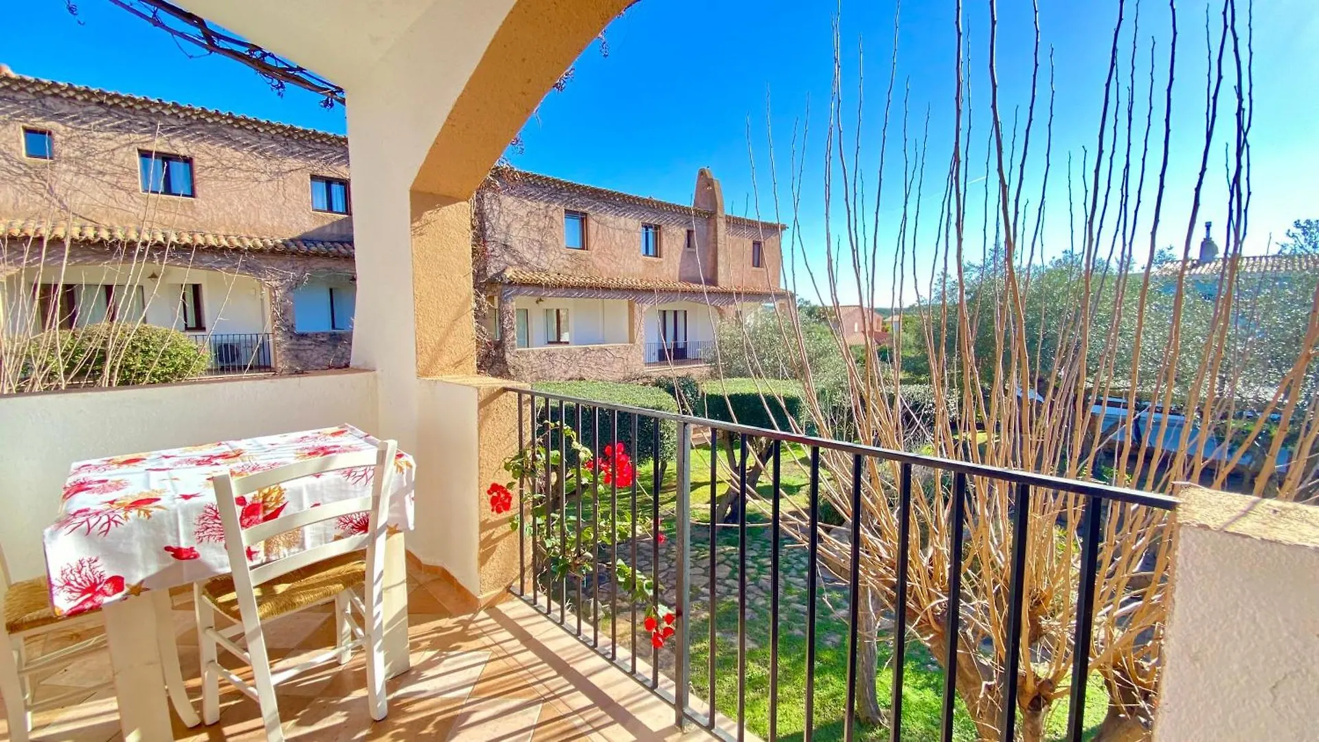 Aparthotel Residence La Rosa Porto San Paolo